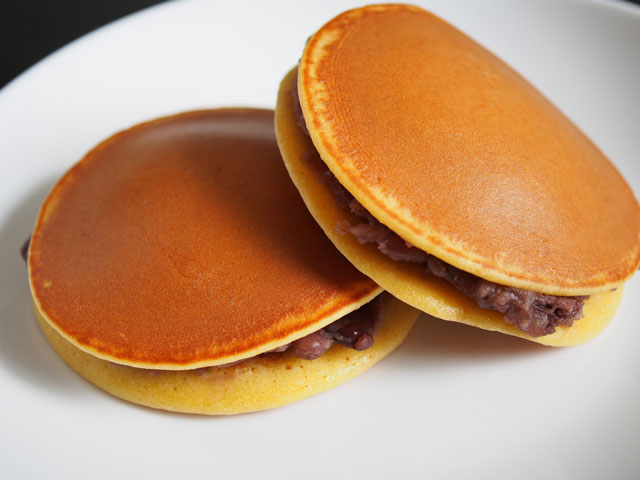 Chiếc bánh Dorayaki loại bánh pancake 