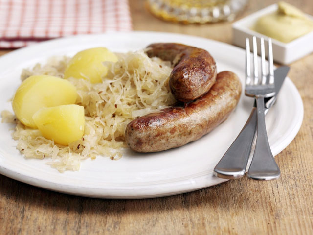 Sauerkraut ăn kèm cùng xúc xích Đức
