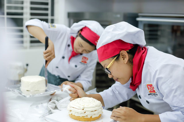thợ học việc làm bánh được tiếp cận môi trường thực tế