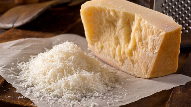 Parmesan dạng khối và được bào thành dạng phô mai vụn trong chế biến