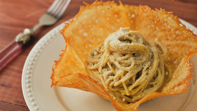 Parmesan thường được tạo bột và rắc lên trên bề mặt món ăn